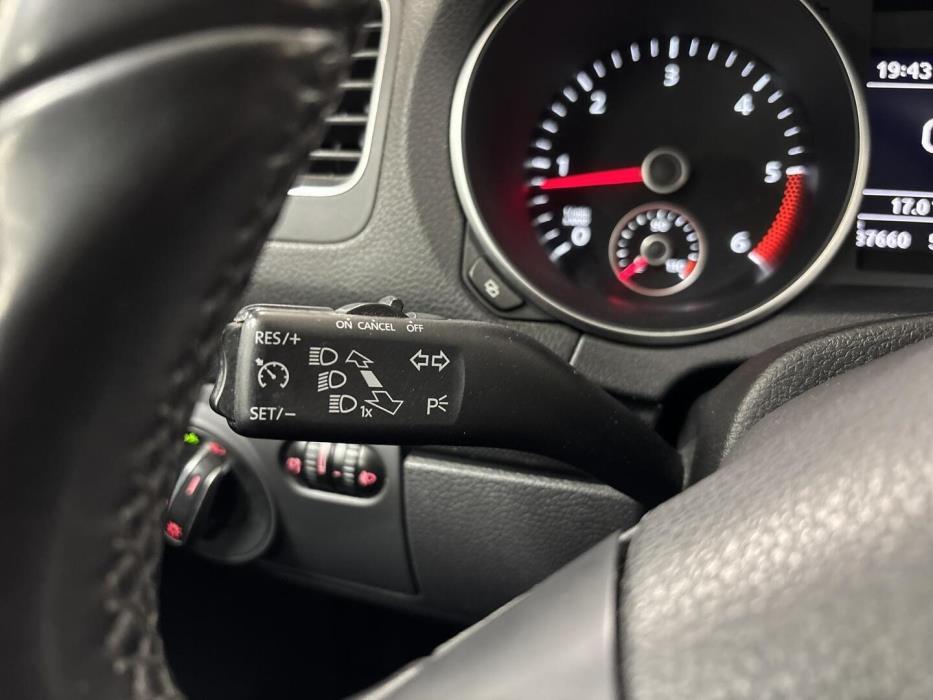 VOLKSWAGEN Golf 2012