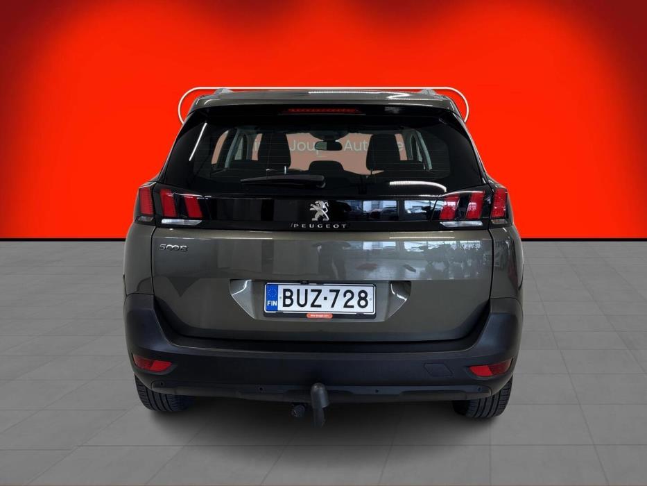 PEUGEOT 5008 2018