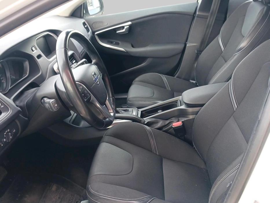 VOLVO V40 2016