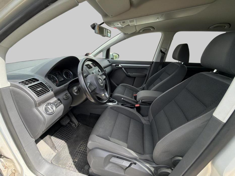 VOLKSWAGEN Touran 2012