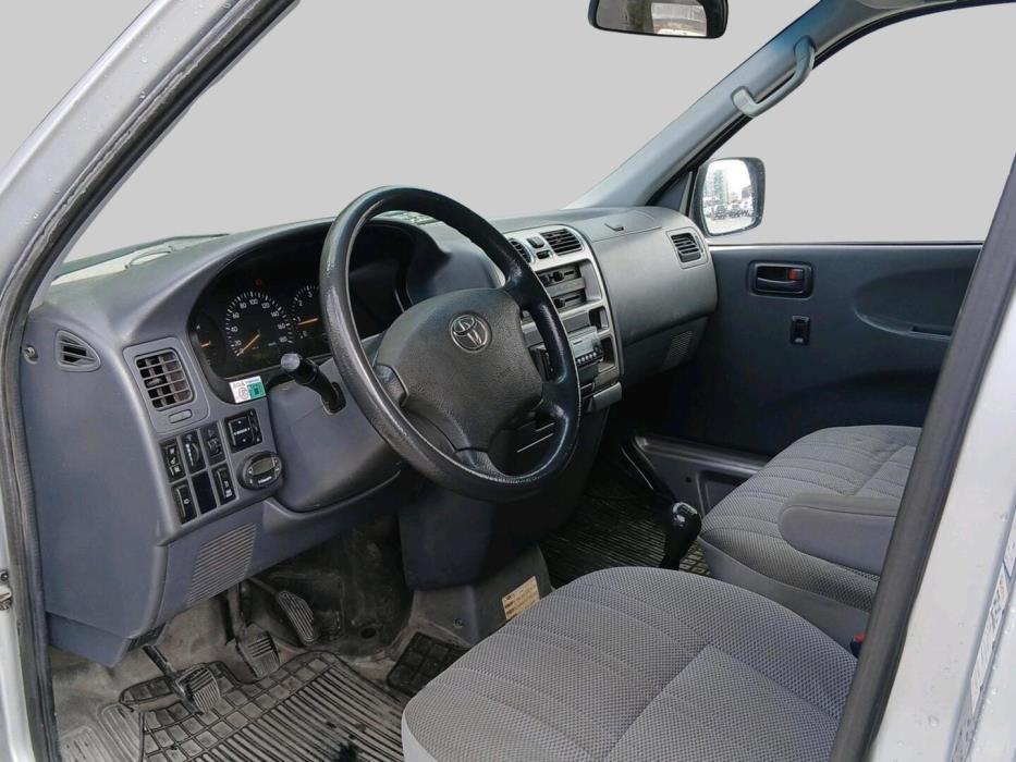 TOYOTA Hiace 2008