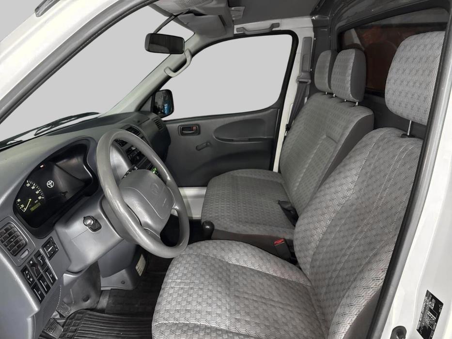 TOYOTA HIACE 2004