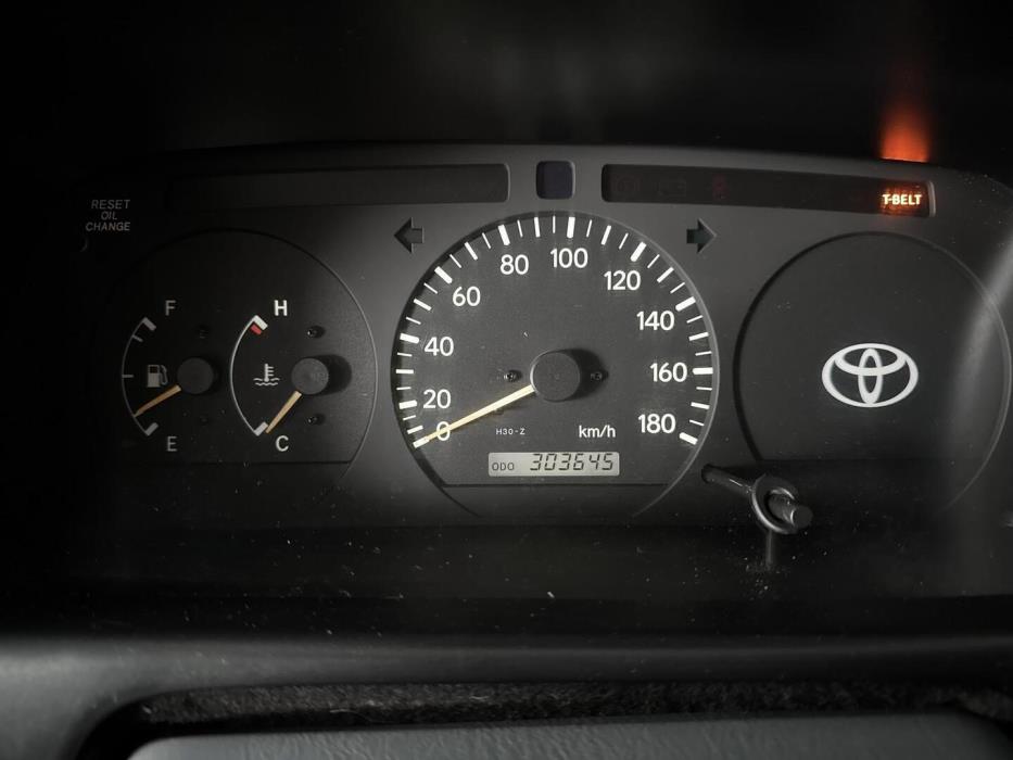 TOYOTA HIACE 2004