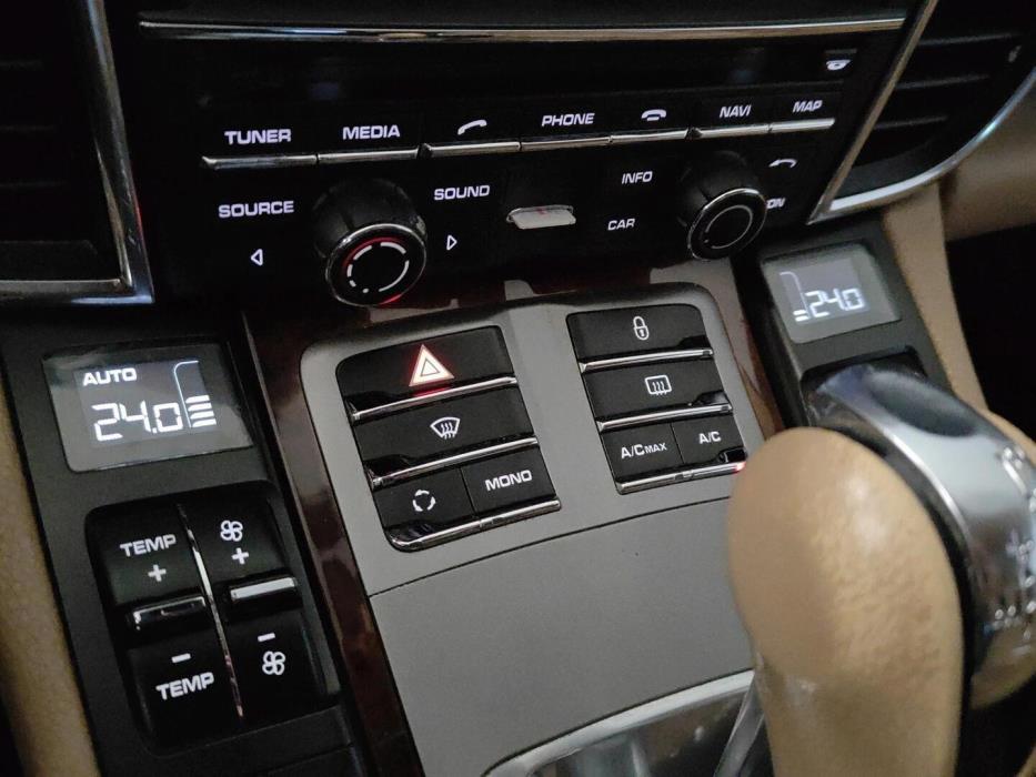 PORSCHE Panamera 2012