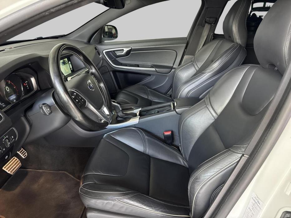 VOLVO V60 2015