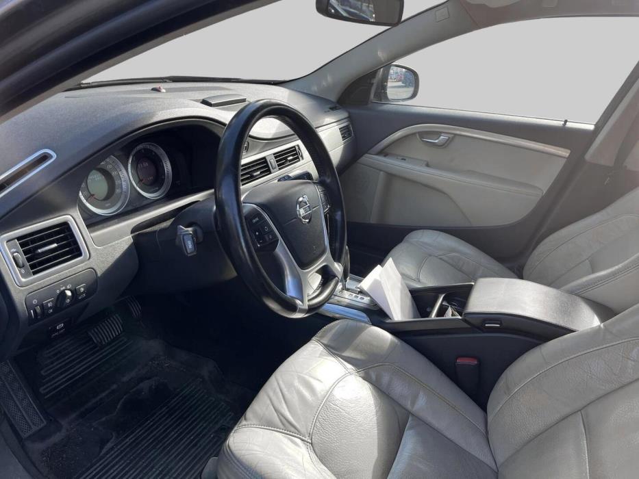 VOLVO V70 2011