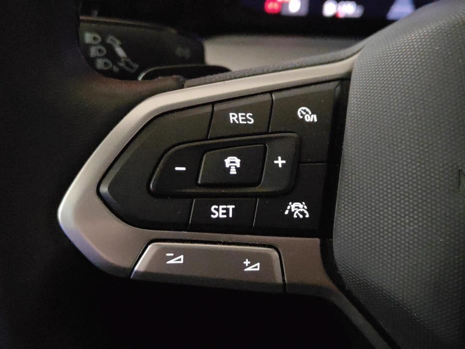 VOLKSWAGEN Golf 2024