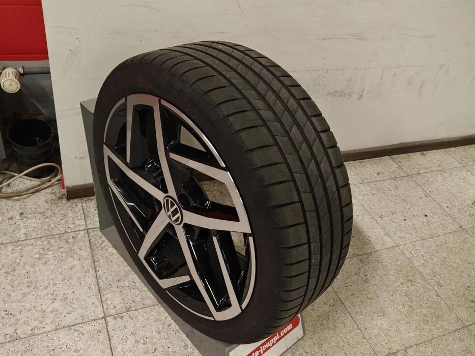 VOLKSWAGEN Golf 2024