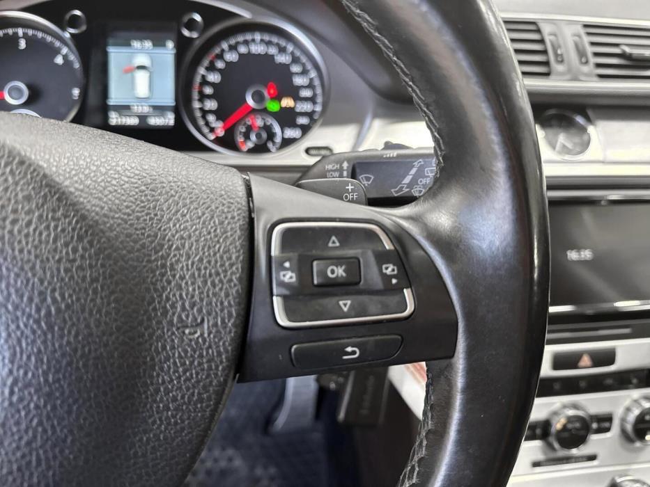 VOLKSWAGEN Passat 2012