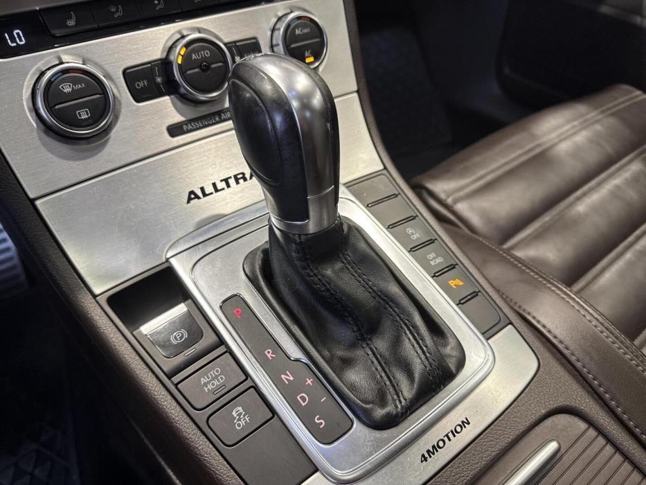 VOLKSWAGEN Passat 2012