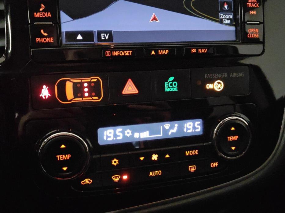 MITSUBISHI Outlander PHEV 2016