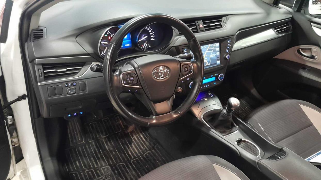 TOYOTA Avensis 2015