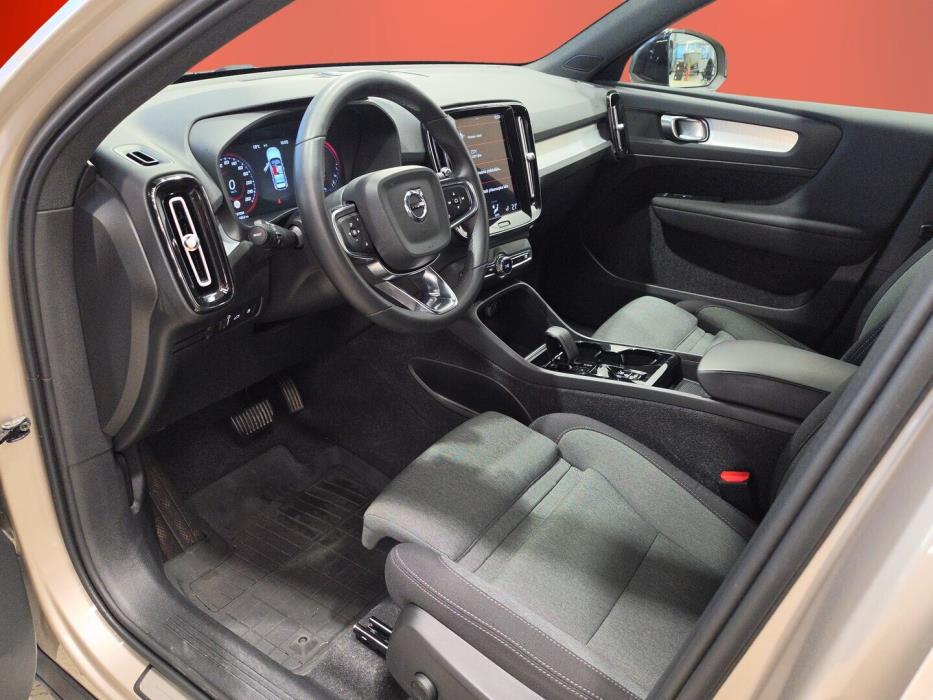 VOLVO XC40 2024