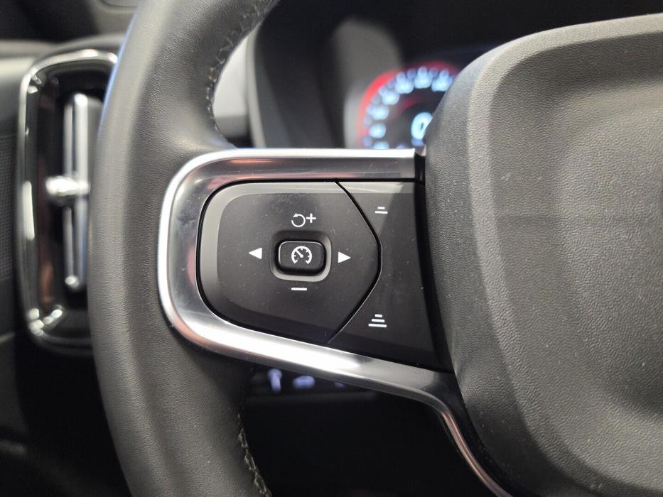 VOLVO XC40 2024