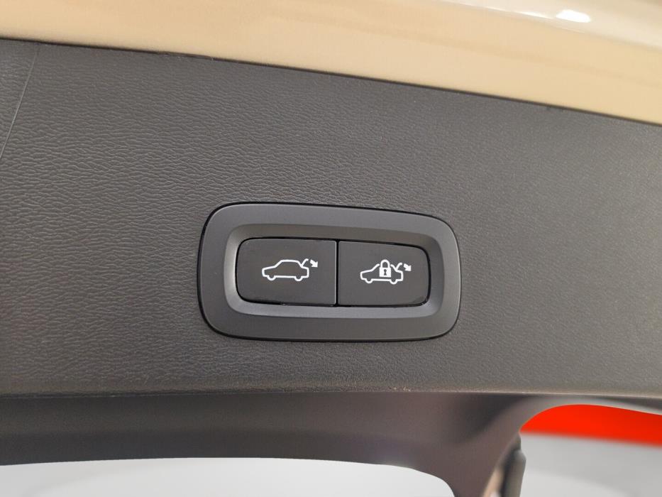 VOLVO XC40 2024
