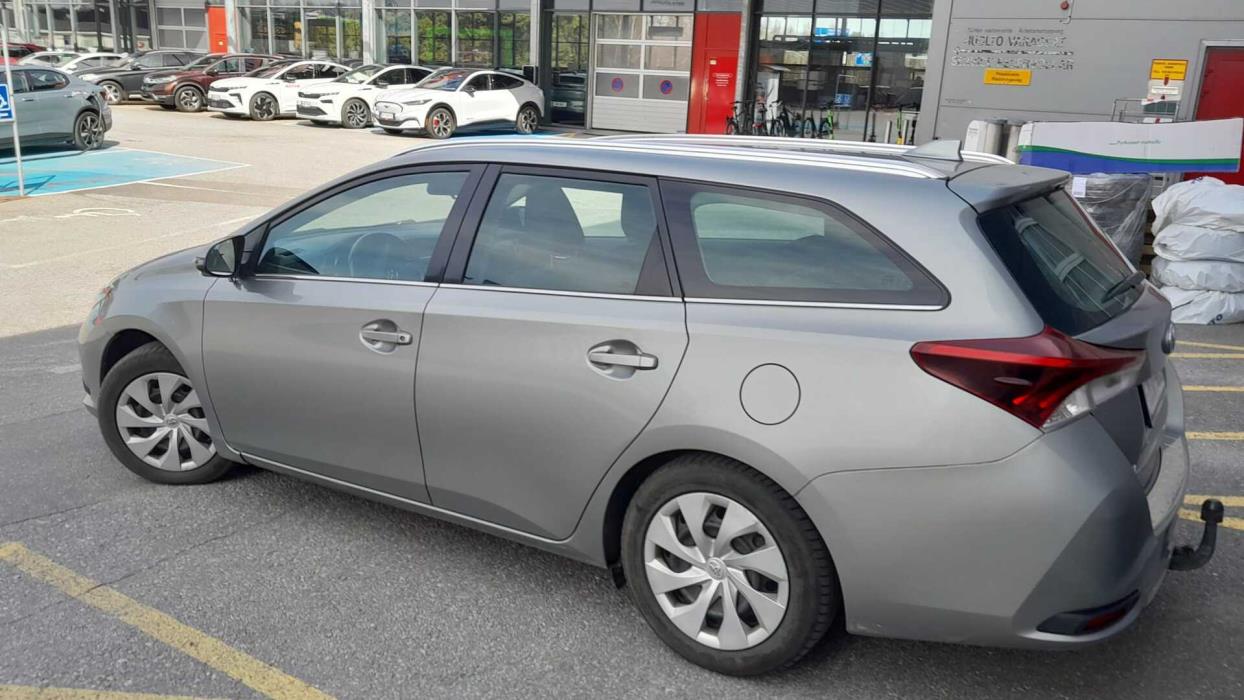 TOYOTA AURIS 2016