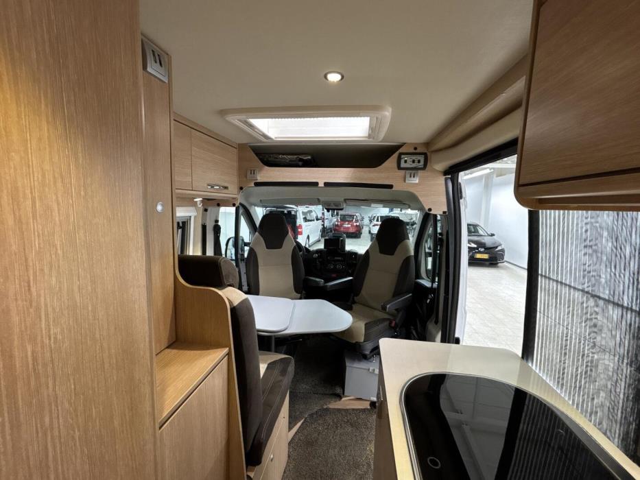 ROADCAR VAN R 600 2016