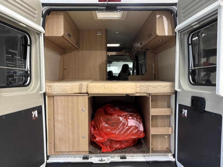 ROADCAR VAN R 600 2016