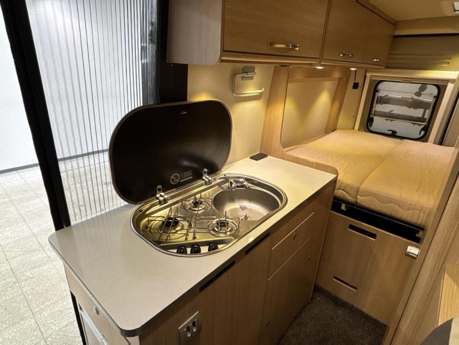 ROADCAR VAN R 600 2016