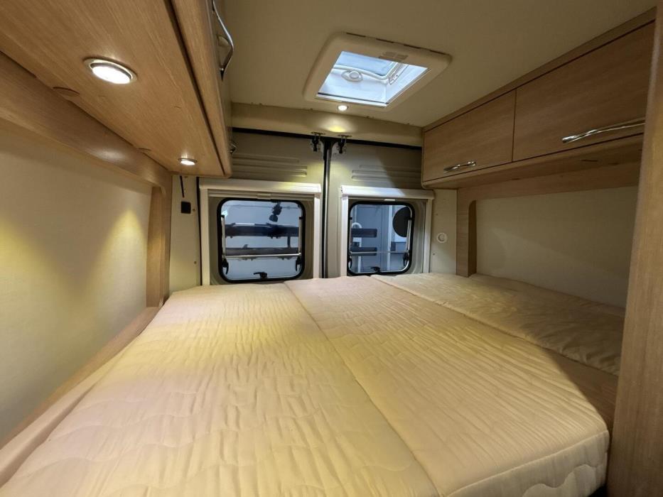 ROADCAR VAN R 600 2016