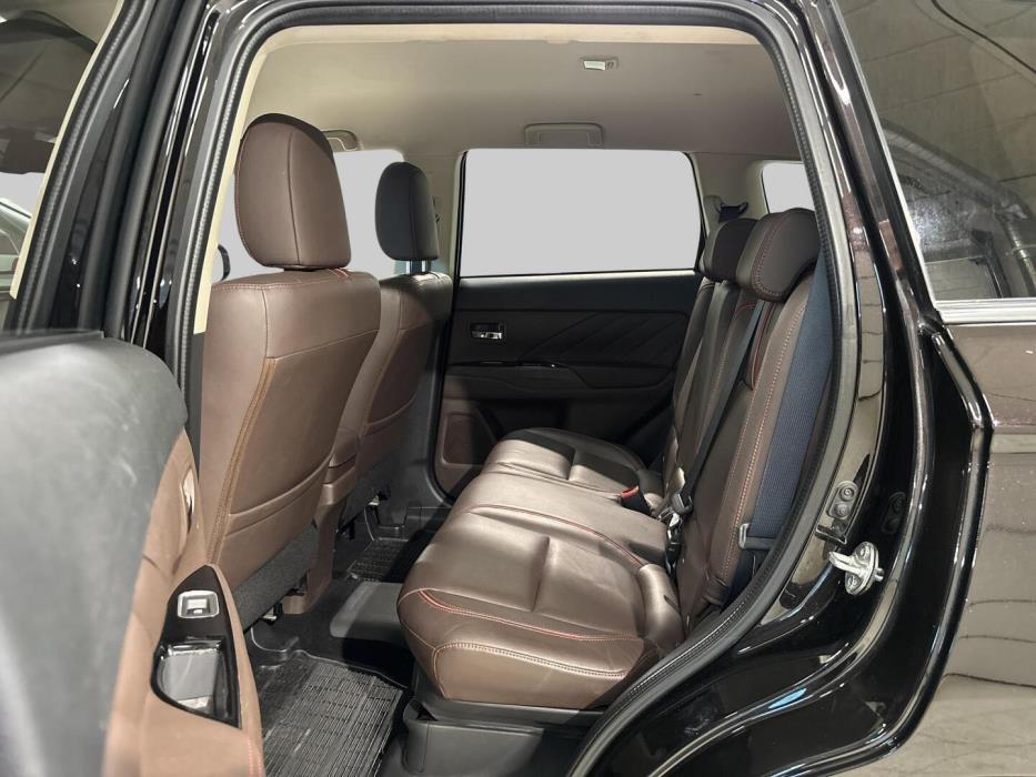 MITSUBISHI OUTLANDER PHEV 2016