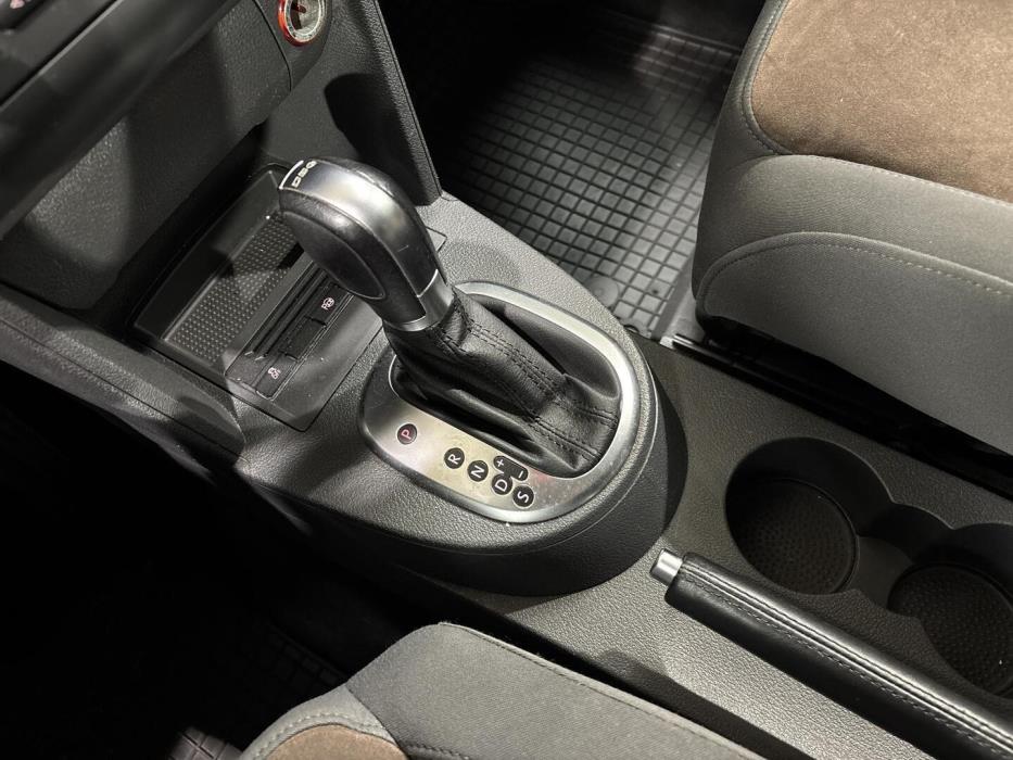 VOLKSWAGEN Touran 2011