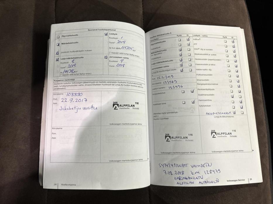 VOLKSWAGEN Touran 2011