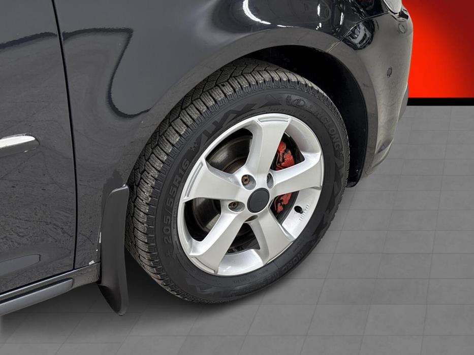 VOLKSWAGEN Touran 2011