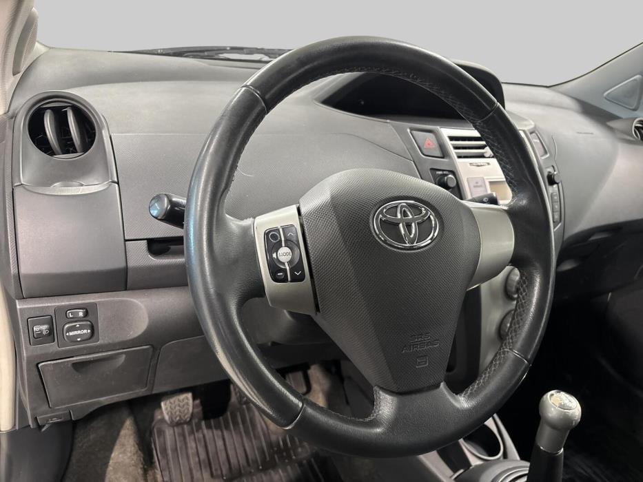 TOYOTA Yaris 2009
