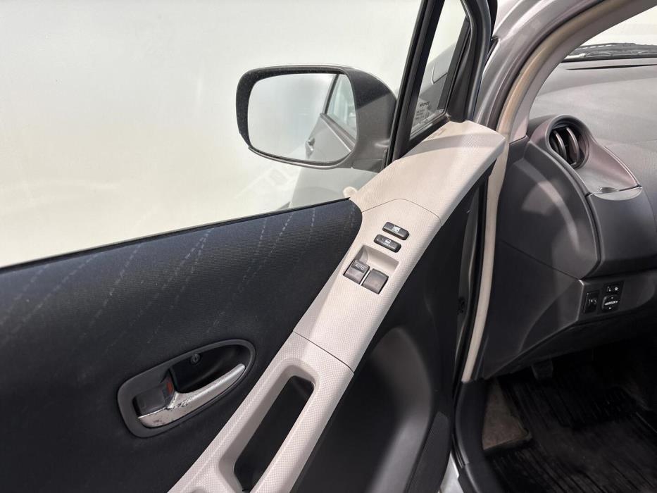 TOYOTA Yaris 2009