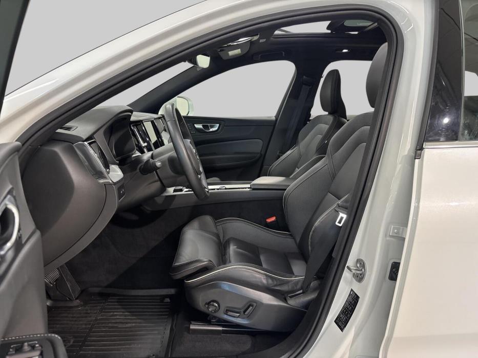 VOLVO XC60 2023