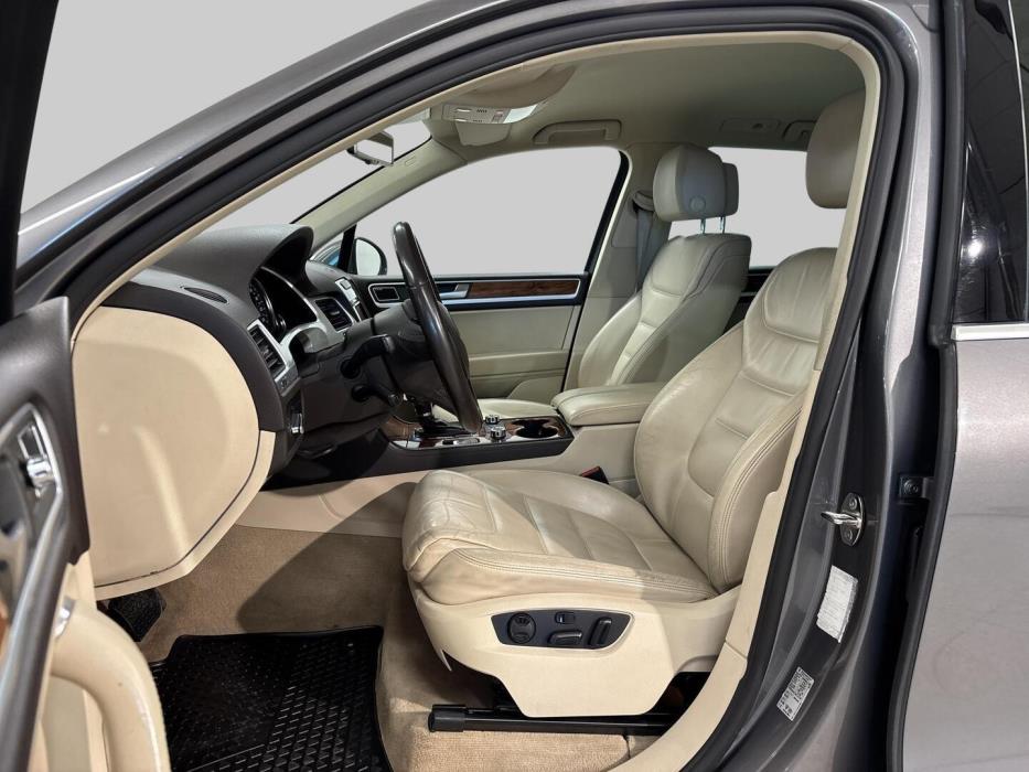 VOLKSWAGEN Touareg 2011