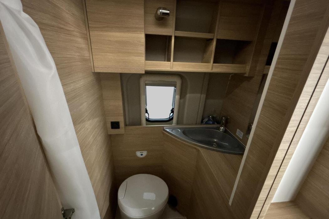 ROADCAR VAN R 600 2024