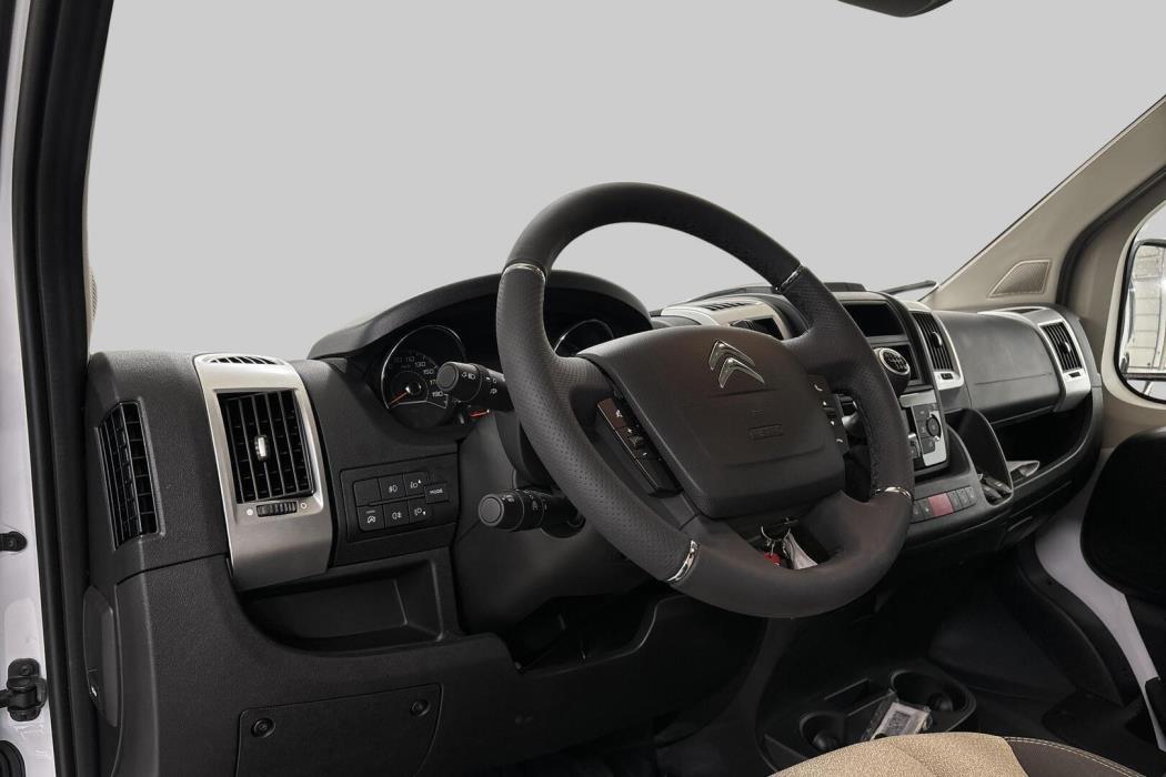 ROADCAR VAN R 600 2024