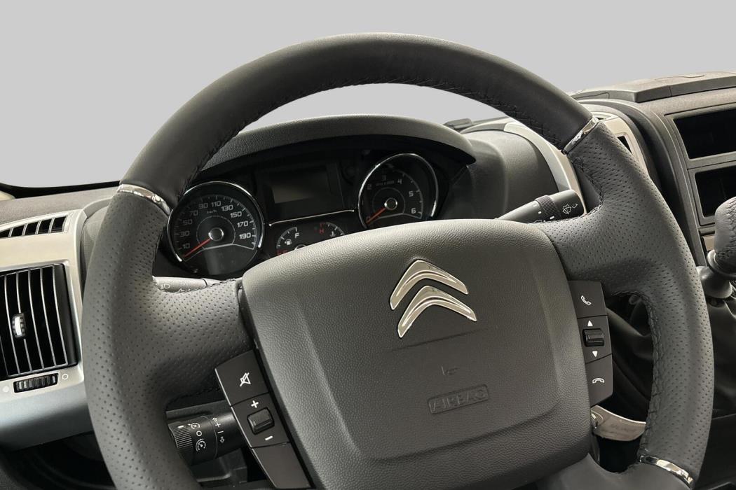 ROADCAR VAN R 600 2024