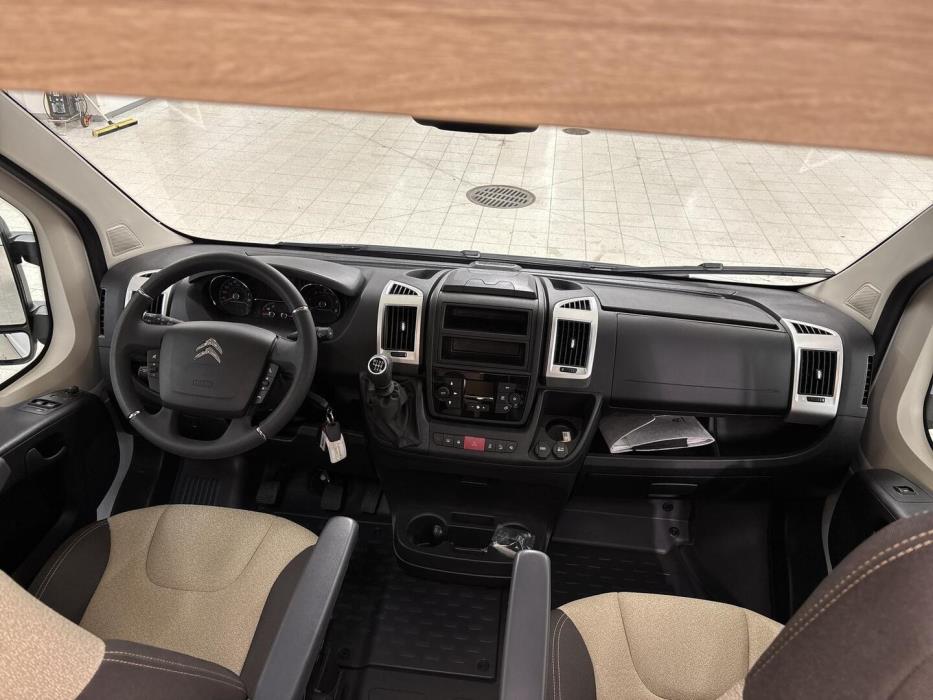 ROADCAR VAN R 600 2024