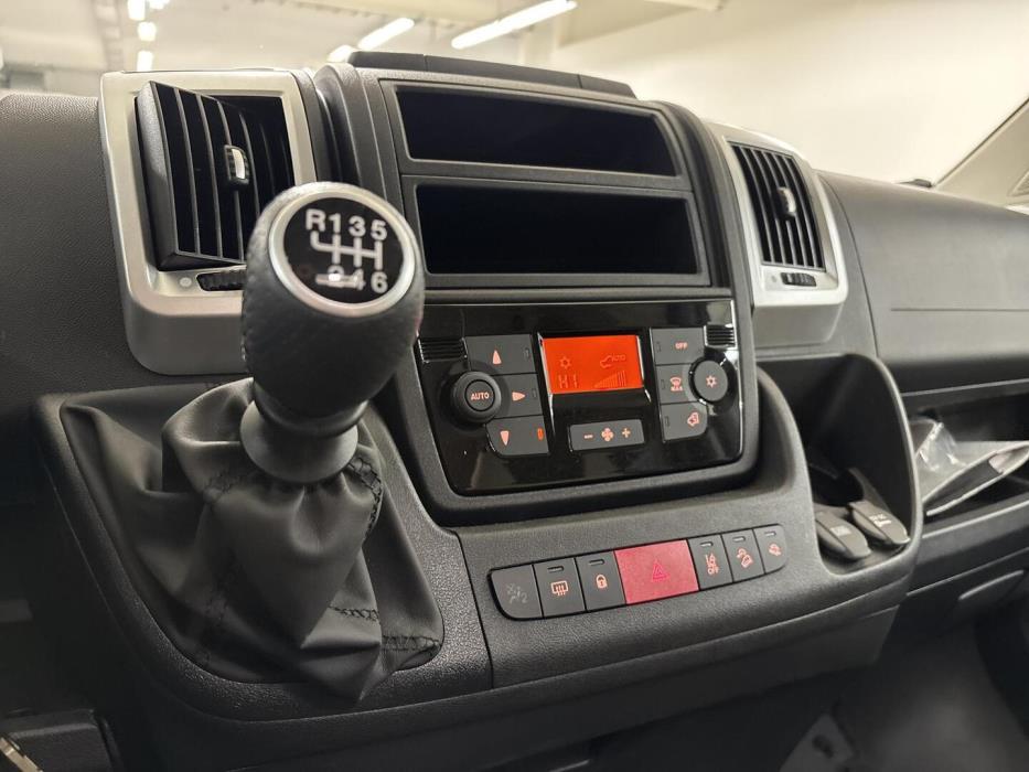 ROADCAR VAN R 600 2024