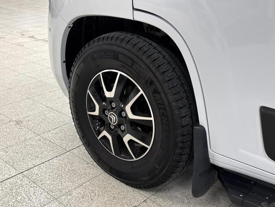 ROADCAR VAN R 600 2024