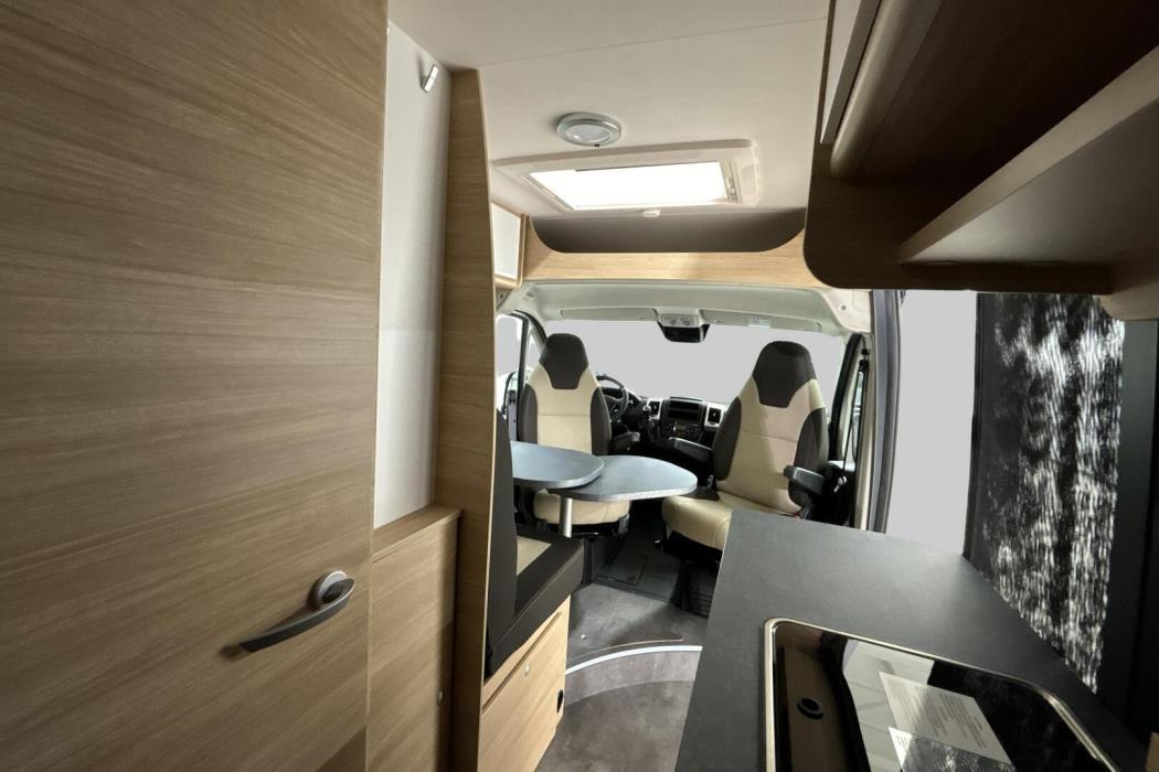 ROADCAR VAN R 600 2024