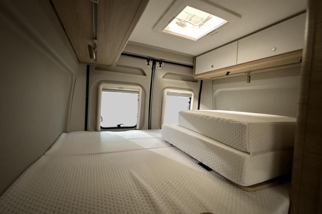 ROADCAR VAN R 600 2024