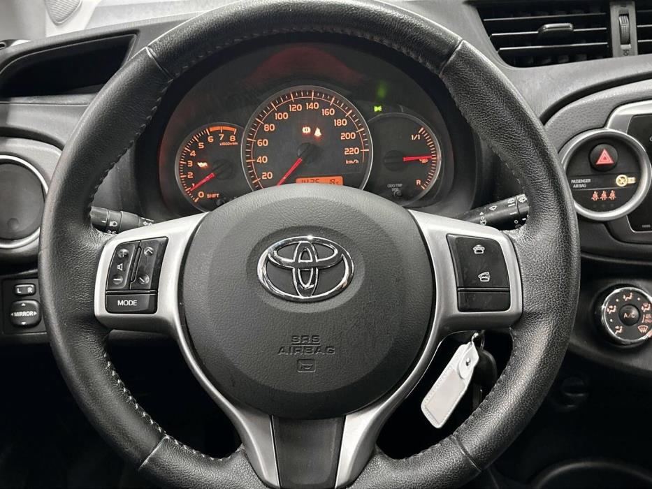 TOYOTA Yaris 2013
