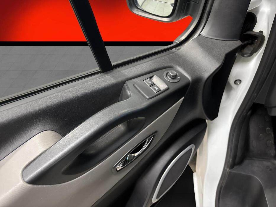 NISSAN NV300 2019