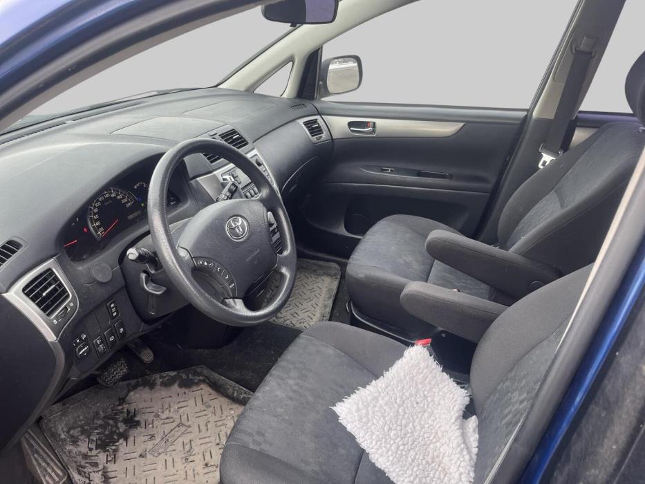 TOYOTA Avensis Verso 2004