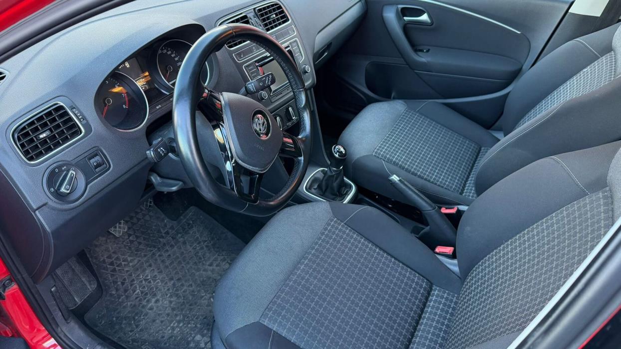 VOLKSWAGEN Polo 2015