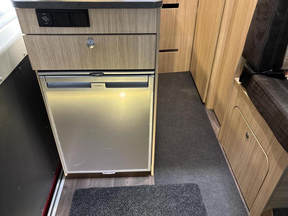 ROADCAR VAN R 600 2019