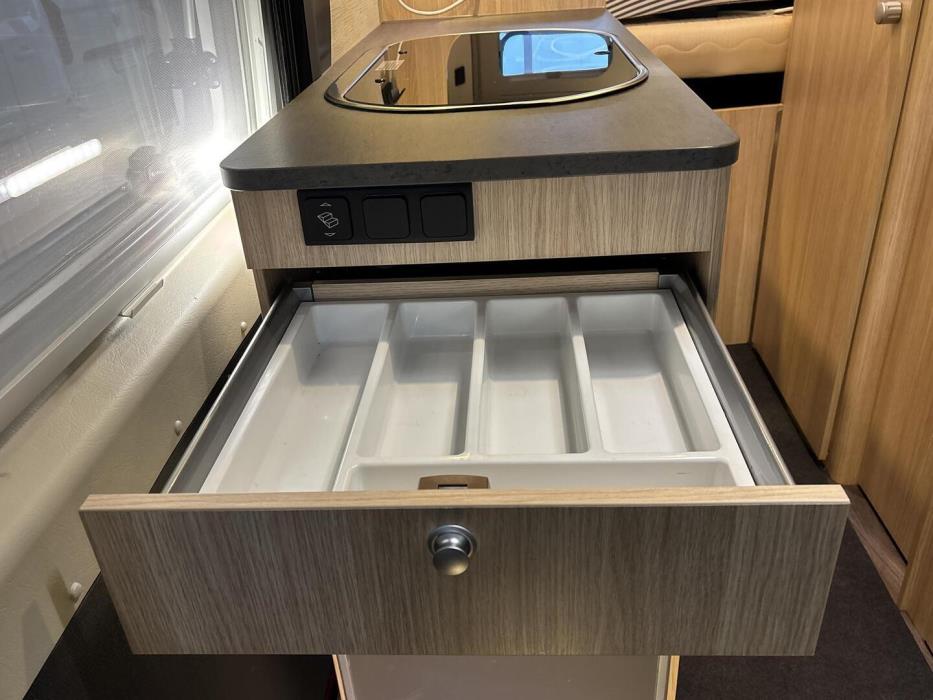 ROADCAR VAN R 600 2019