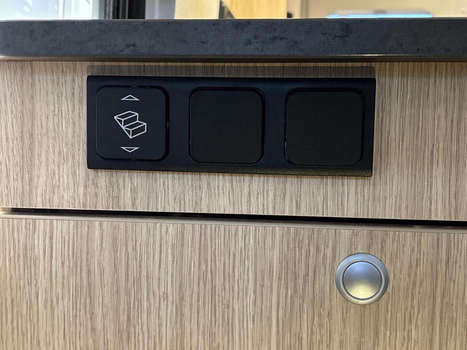 ROADCAR VAN R 600 2019