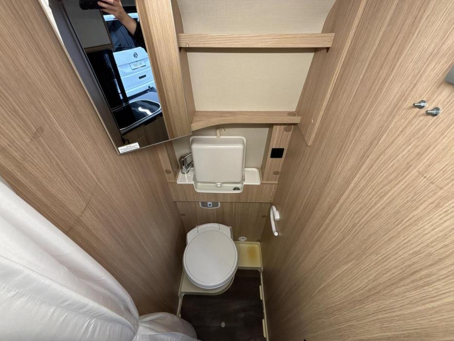 ROADCAR VAN R 600 2019