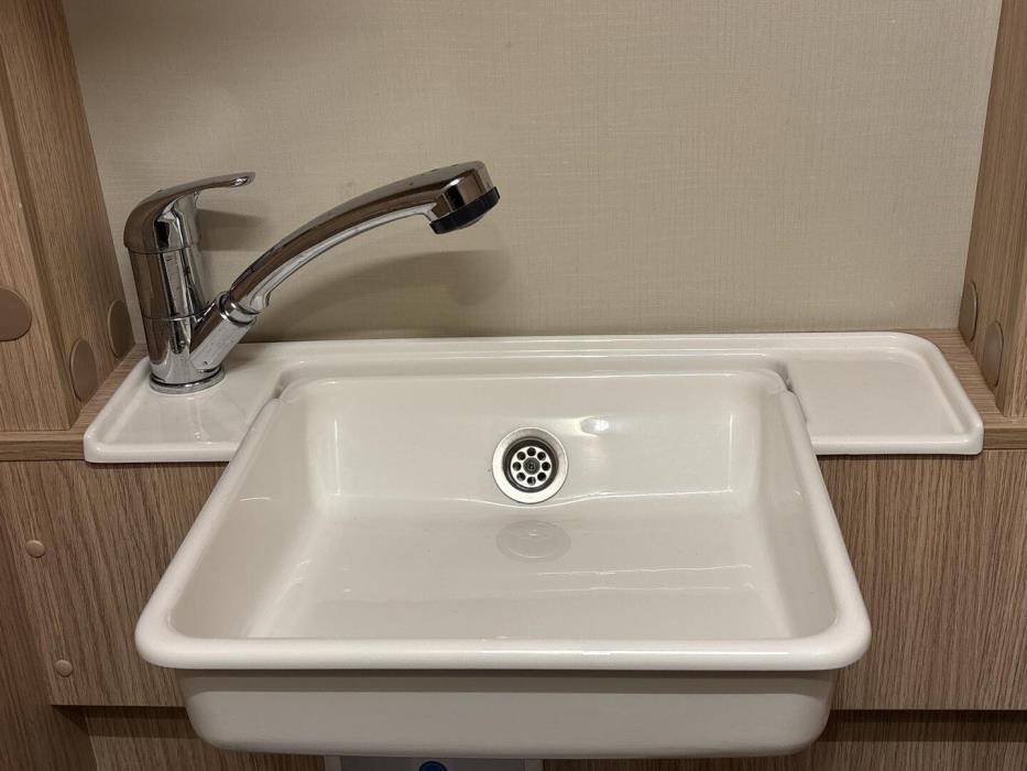 ROADCAR VAN R 600 2019