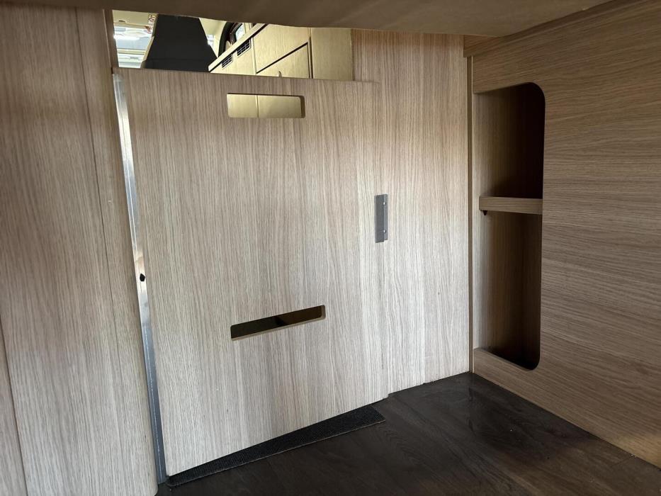 ROADCAR VAN R 600 2019